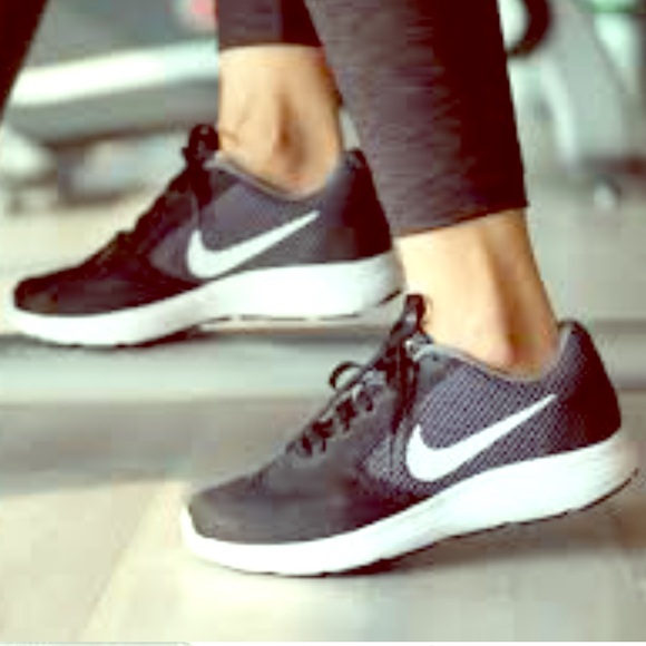 Nike Shoes - Nike Revolution 3